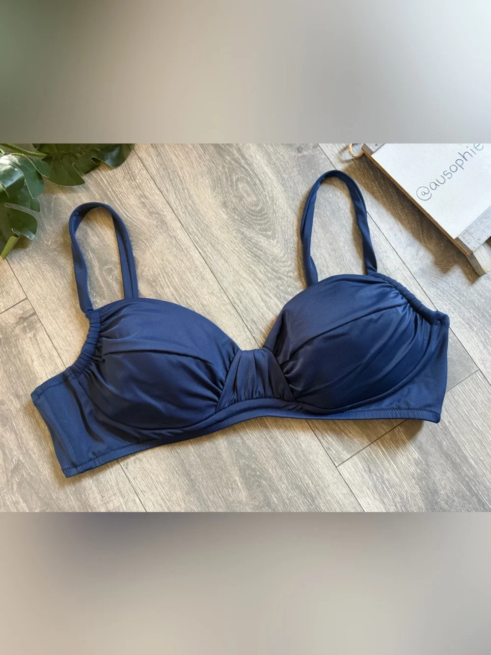 J. Crew Navy Wireless Structured Cup Padded Bikini Top w Gathered Sides. Size L